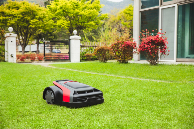 LG전자가 26일 출시하는 한국형 '잔디깎이 로봇'의 작동 모습.