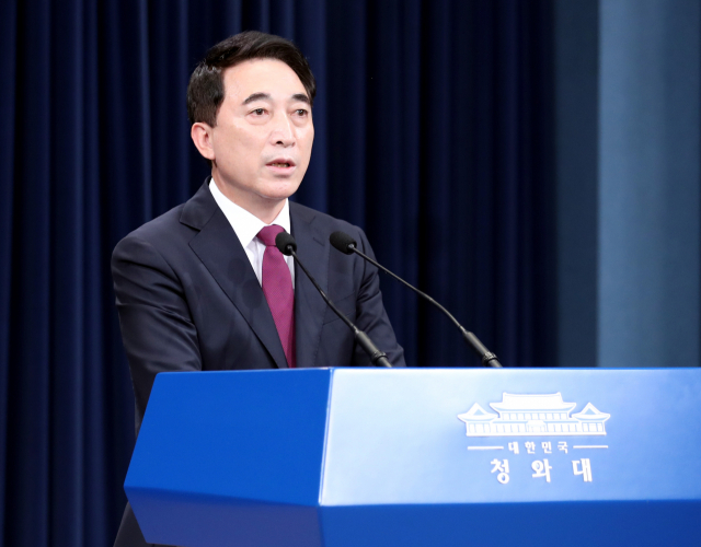 박수현 청와대 국민소통수석이 지난 15일 춘추관 브리핑룸에서 브리핑을 하고 있다./연합뉴스