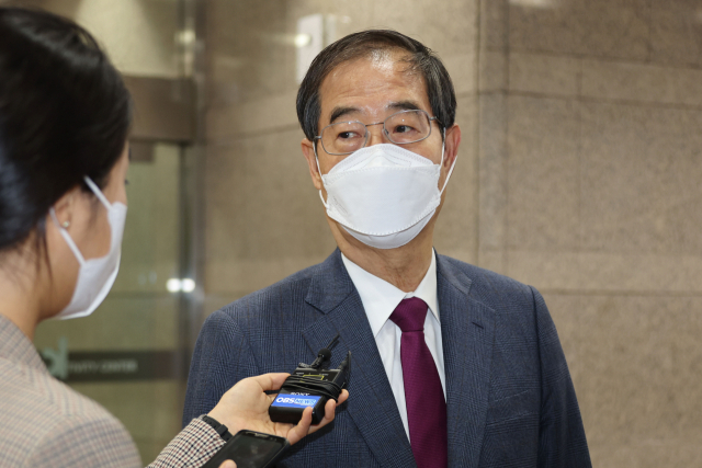 한덕수 국무총리 후보자가 22일 오전 서울 종로구 한국생산성본부 건물에 마련된 국회 인사청문회 준비단 사무실로 출근하며 기자의 질문에 답하고 있다. 연합뉴스