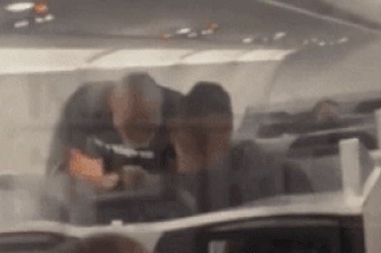지난 21일 미국 샌프란시스코에서 플로리다로 향하는 비행기 안에서 타이슨은 뒷자리에 있던 타운센드 3세를 폭행했다. 트위터 캡처