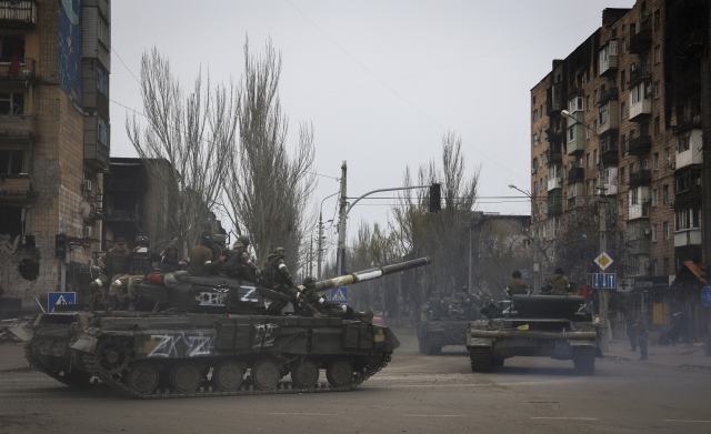 러시아 군용차들이 23일(현지 시간) 우크라이나 마리우폴에서 이동하고 있다. AP연합뉴스