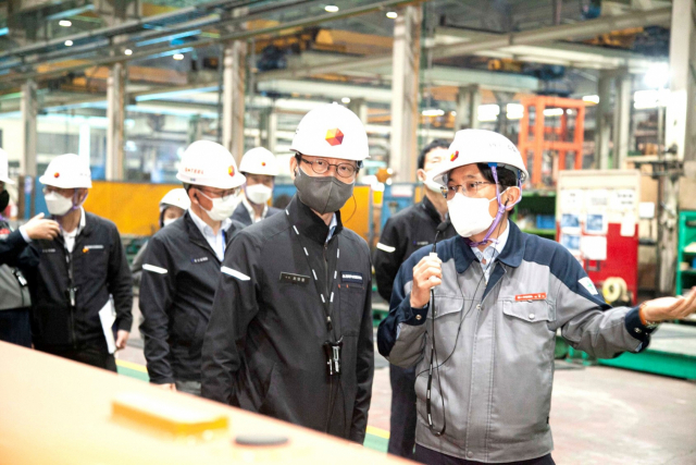 조영철(앞줄 왼쪽) 현대두산인프라코어 대표이사 사장이 22일 인천 서구의 협력사 에스틸을 방문해 안전 점검을 실시하고 있다. 사진 제공=현대두산인프라코어