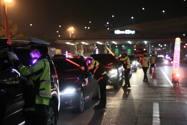 경기남부경찰청이 22일 밤 도내 주요 고속도로 진·출입로 및 인접 교차로에서 음주운전을 집중 단속하고 있다. 경찰은 이날 음주운전 51건을 적발했다. 연합뉴스