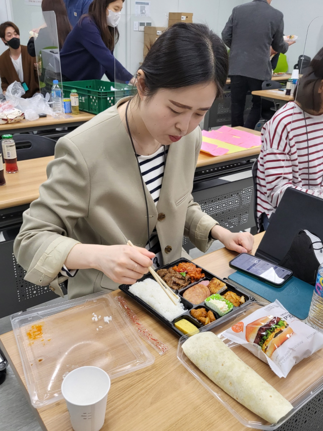 편의점 GS25의 한 MD서포터가 인천의 한 식품 공장에서 진행된 4월 회의에 참석해 신제품 식품을 시식하며 평가하고 있다.