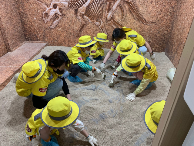 LG유플러스가 ‘키자니아’에 리뉴얼 오픈한 ‘공룡 화석발굴단’ 체험관에서 아이들이 화석을 발굴하는 체험을 하고 있다. 사진=노현섭 기자