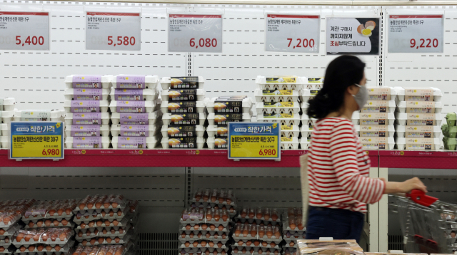 24일 서울 시내의 한 대형마트 식품 코너에 계란이 진열돼 있다. 축산물품질평가원에 따르면 23일 특란 30구(1판)의 평균 소비자 판매 가격은 7010원으로 한 달 새 10.3% 올랐다. 계란 한 판의 가격이 7000원을 넘어선 것은 지난해 8월 이후 8개월여 만에 처음이다. 우크라이나 사태에 따른 곡물 가격 급등 여파로 사료값까지 오른 데다 산란계 사육마저 줄어든 영향이다. 연합뉴스