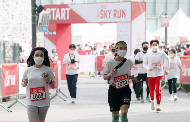 23일 서울 송파구 롯데월드타워에서 열린 수직 마라톤 대회 ‘2022 스카이런’에서 참가자들이 출발을 하고 있다. 이 행사는 코로나19로 중단됐다가 3년 만에 재개됐다. 연합뉴스