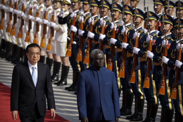 머내시 소가바레(오른쪽) 솔로몬제도 총리가 지난 2019년 10월 9일 중국 베이징을 방문해 환영식에서 리커창 중국 총리와 함께 의장대를 사열하는 모습. AP연합뉴스