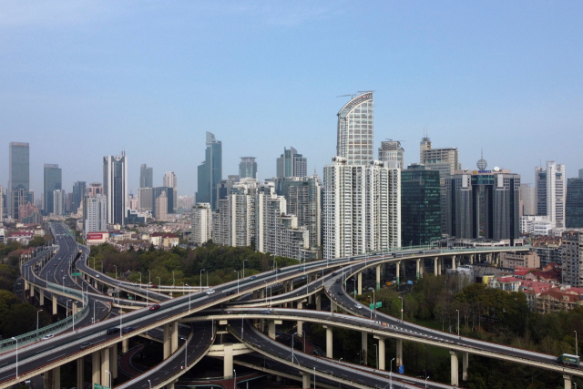 도시가 봉쇄된 상하이의 도심 고속도로가 이동하는 차량이 거의 보이지 않을 정도로 적막한 모습을 보이고 있다. 연합뉴스