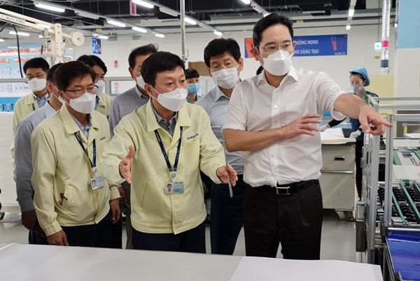 이재용(오른쪽) 삼성전자 부회장이 2020년 10월 베트남 하노이 삼성복합단지를 찾아 스마트폰 생산 라인을 점검하고 있다. 사진 제공=삼성전자