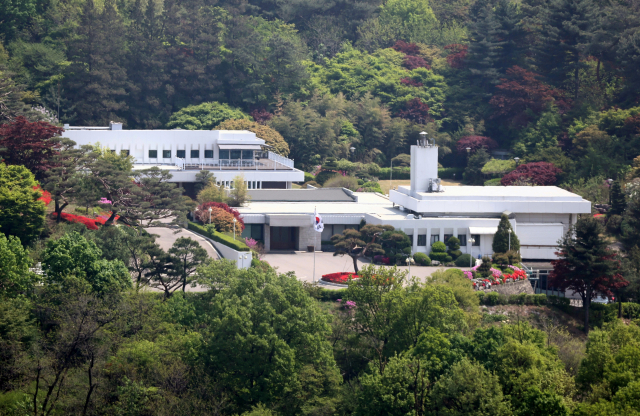 尹, 취임후 한달 간 서초동서 출퇴근…관저로 외교공관 낙점