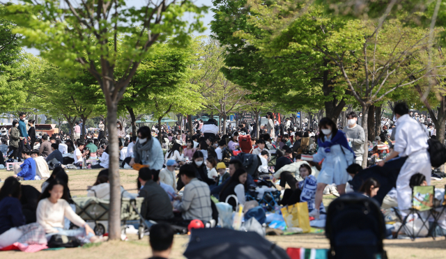 17일 서울 영등포구 여의도 한강공원이 나들이객들로 붐비고 있다. 연합뉴스