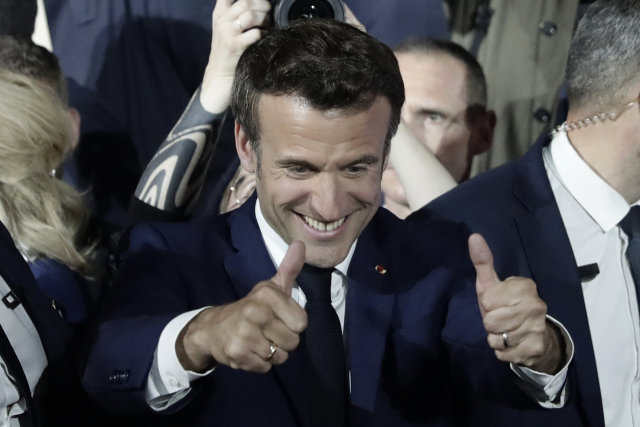 24일(현지시간) 에마뉘엘 마크롱 프랑스 대통령이 프랑스 파리에서 재선 승리 소식이 전해지자 엄지를 치켜세우고 있다. AP연합뉴스