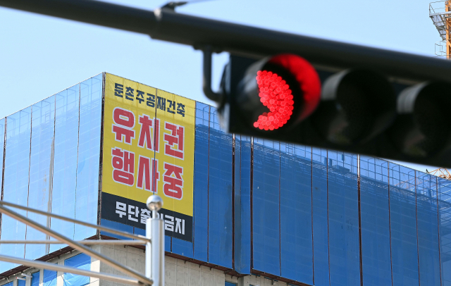 15일 ‘단군 이래 최대 재건축 사업’이라 불리던 서울 강동구 둔촌주공 재건축 공사가 전면 중단됐다. 둔촌주공 시공사업단(현대건설·HDC현대산업개발·대우건설·롯데건설)은 15일 오전 0시 현장에서 모든 인력과 장비를 철수시켰다. 공사 현장 곳곳에는 ‘유치권 행사 중’이라고 적힌 현수막이 내걸리고, 공사장 전체는 전면 출입이 통제되고 있다./이호재기자. 2022.04.15