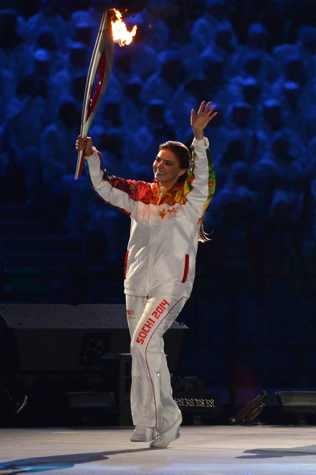 2014년 2월 7일 러시아의 올림픽 메달리스트 알리나 카바에바가 소치 동계 올림픽 개막식에서 올림픽 성화를 들고 달리고 있다./AFP연합뉴스