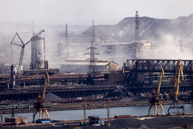 24일(현지시간) 우크라이나 남부 항구도시 마리우폴의 아조우스탈 제철소 모습. 타스연합뉴스