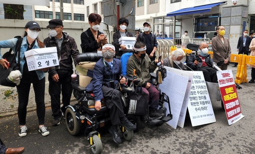 박경석 전국장애인차별철폐연대(전장연) 대표가 25일 오전 혜화경찰서에 도착해 기자회견을 열고 있다. 연합뉴스