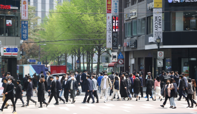 영업시간 제한, 사적모임 인원 제한 등 '사회적 거리두기' 조치가 모두 해제된 18일 점심시간 서울시청 인근 거리가 직장인들로 붐비고 있다. 사진 제공=연합뉴스