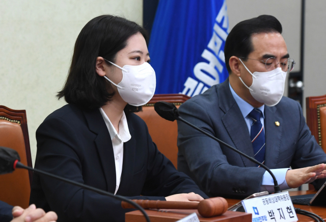 박지현(왼쪽) 더불어민주당 공동비상대책위원장이 25일 국회에서 열린 비상대책위원회의에서 발언하고 있다. / 성형주 기자