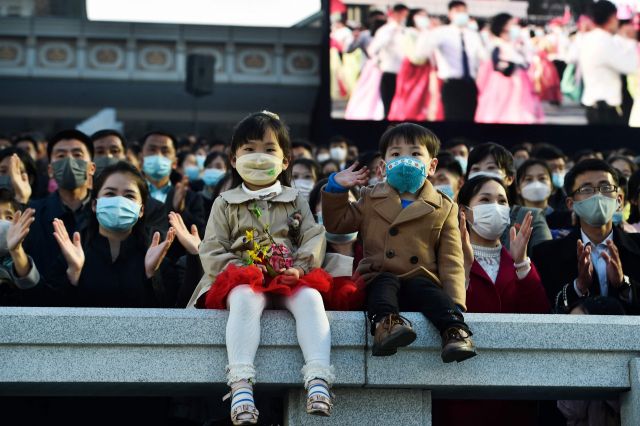 15일 열린 김일성 생일 110주년 경축행사(태양절)에서 마스크를 착용한 북한 주민들의 모습. AFP연합뉴스