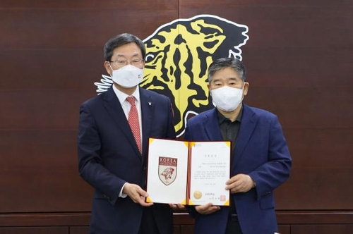 박헌준(오른쪽) 프리드라이프 명예회장이 정진택 고려대학교 총장과 의학발전기금 기부증서를 들고 기념 촬영을 하고 있다. 사진제공=고려대 의료원