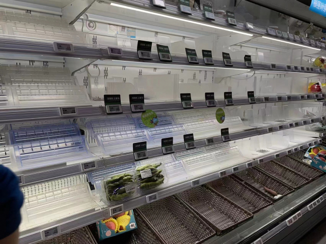 중국 베이징 차오양구 궈마오 인근의 신선 식품 매장인 허마셴셩 매대가 25일 격리에 대비한 물품 사재기로 인해 텅 비어 있다. 사진 제공=독자