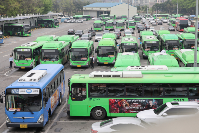 서울시내버스노조가 총파업을 하루 앞둔 25일 사 측과 마지막 협상에 나섰다. 이날 서울 은평공영차고지에 버스들이 주차돼 있다. 연합뉴스