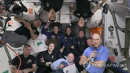 마크 패시(두번째줄 왼쪽부터)와 에이탄 스티브, 래리 코너, 마이클 로페스-알레그리아 등이 유인 캡슐에서 포즈를 취하고 있다. 사진제공-=NASA