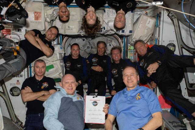 마크 패시(두번째줄 왼쪽부터)와 에이탄 스티브, 래리 코너, 마이클 로페스-알레그리아 등이 유인 캡슐에서 포즈를 취하고 있다. 사진제공-=NASA