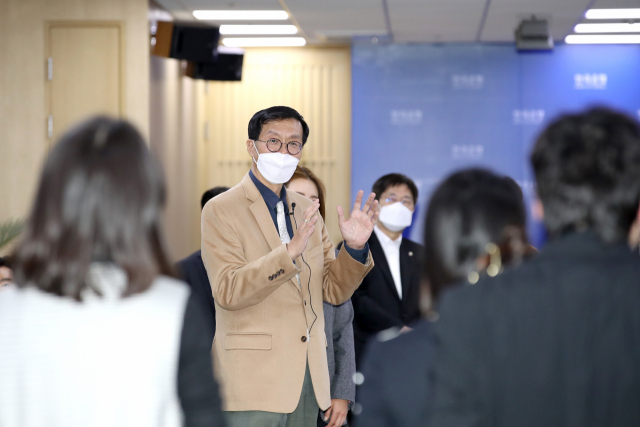 이창용 한국은행 총재가 25일 서울 중구 한국은행에서 열린 출입기자단 상견례에서 기자들의 질문에 답하고 있다. 사진공동취재단