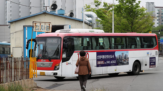 경기도 전체 버스의 40% 이상을 차지하는 36개 버스업체 노조가 파업 돌입 여부를 놓고 25일 사측과 벌인 막판 협상에서 파업을 유보하기로 했다. 사진은 이번 협상에 참여한 한 버스 업체의 경기도 고양시 차고지 모습. 연합뉴스