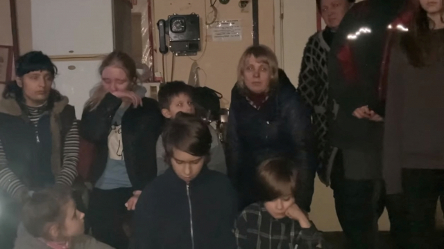 우크라이나 마리우폴 내 아조우스틸 제철소에 피신 중인 우크라이나인 민간인들이 부활절을 맞아 한 자리에 모였다./로이터연합뉴스