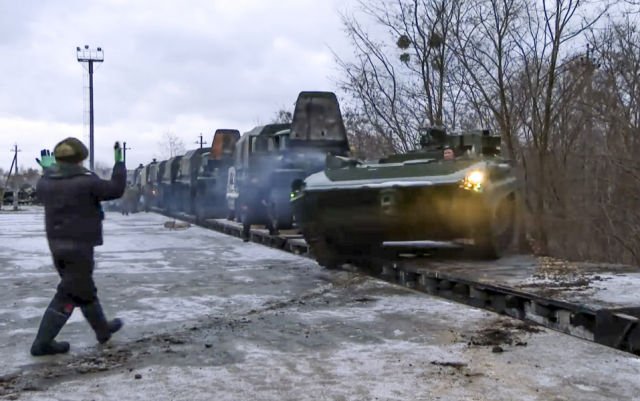 벨라루스 철도를 통해 들어오는 러시아 군용차량. AP연합뉴스