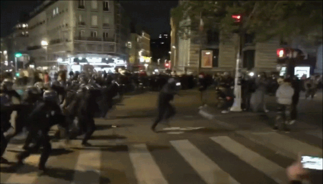 에마뉘엘 마크롱 프랑스 대통령이 24일(현지시간) 연임에 성공하자 이에 항의하는 시위대를 경찰이 진압하는 모습. 트위터 캡처