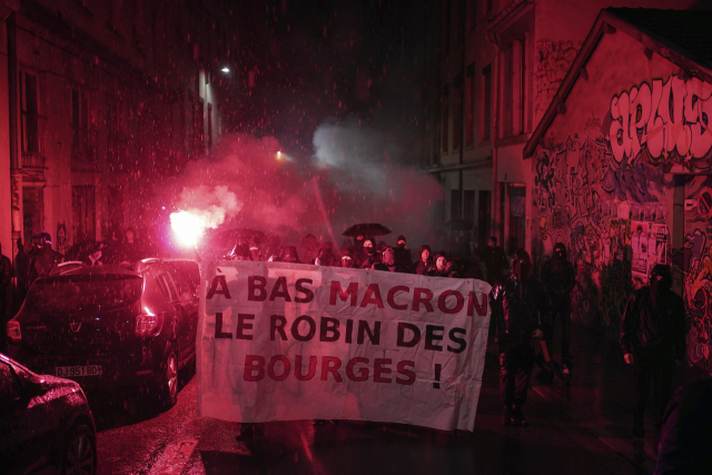 24일(현지시간) 에마뉘엘 마크롱 프랑스 대통령이 연임에 성공하자 이에 항의하는 시민들이 파리 시내에서 시위를 벌였다. AP연합뉴스