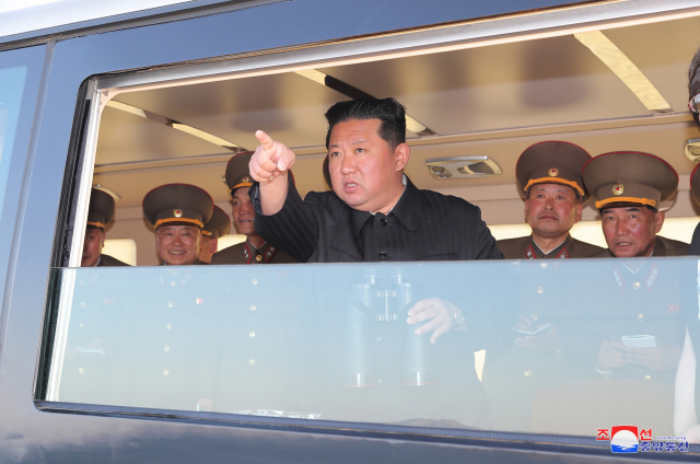 김정은 북한 국무위원장이 '신형 전술유도무기' 시험발사를 참관했다고 조선중앙통신이 17일 보도했다./연합뉴스