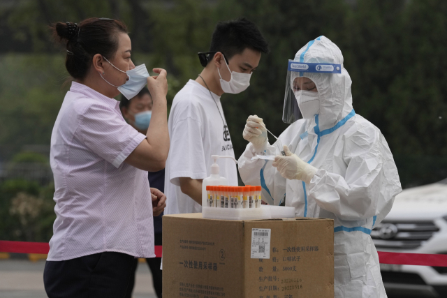 25일(현지시간) 중국 베이징 차오양구에서 코로나19 검사를 진행하고 있다. AP연합뉴스