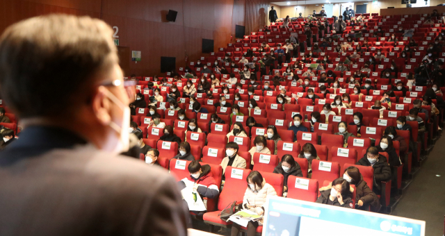 수험생과 학부모들이 지난해 12월 12일 서울 종로구 성균관대학교에서 열린 입시설명회에 참석해 대입 전략 강의를 듣고 있다. 서울경제DB