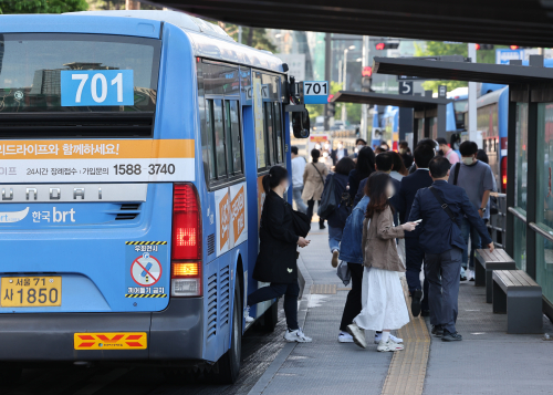 서울 버스업계 노사 협상이 타결된 26일 오전 서울역환승센터에서 버스가 정상운행되고 있다.