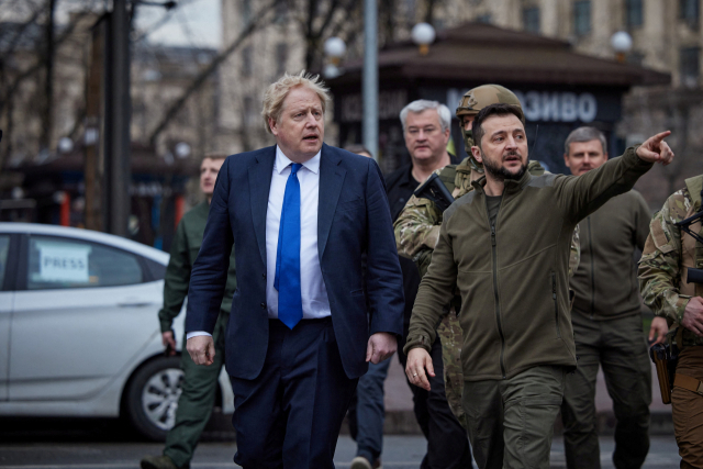보리스 존슨 영국 총리가 이달 9일(현지시간) 우크라이나 수도 키이우(키예프)를 방문해 볼로디미르 젤렌스키 대통령과 시내를 걷고 있다. 로이터연합뉴스