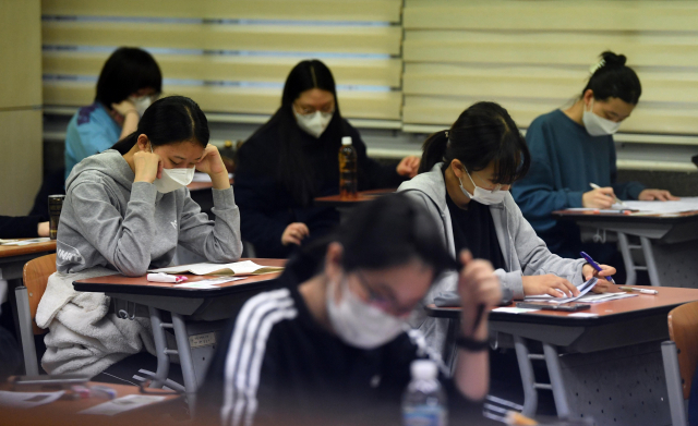 수험생들이 지난해 11월 18일 서울 용산구 선린인터넷고에서 2022학년도 대학수학능력시험을 치르기전 자습을 하고 있다. 서울경제DB