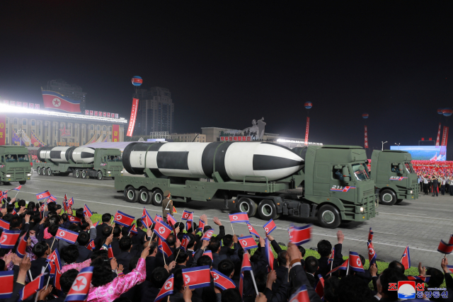 북한이 25일 밤 평양 김일성광장 일대에서 대규모 열병식을 열고 신형으로 추정되는 SLBM을 선보이고 있다. 연합뉴스=조선중앙통신