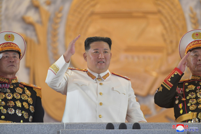 김정은 북한 국무위원장이 25일 평양 김일성광장에서 열린 열병식에 참석해 인사를 하고 있다. 연합뉴스