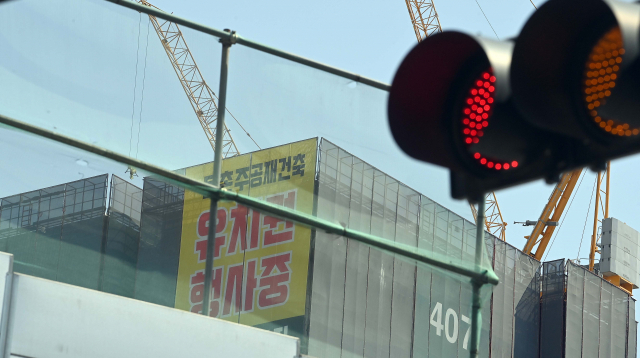 둔촌주공 시공사업단(현대건설·HDC현대산업개발·대우건설·롯데건설)은 15일 오전 0시 현장에서 모든 인력과 장비를 철수시켰다. 공사 현장 곳곳에는 ‘유치권 행사 중’이라고 적힌 현수막이 걸려 있다. 이호재 기자