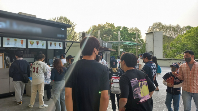 서울 송파구 잠실종합운동장 입구에 위치한 한 음료가게 앞에서 시민들이 26일 줄지어 기다리고 있다. 이건율 기자