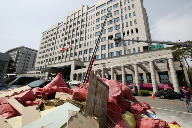 26일 오후 서울 용산구 국방부 청사 본관에서 윤석열 대통령 당선인 취임 후 사용할 집무실 준비를 위한 공사가 진행 중이다. 국회사진기자단