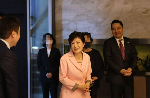 유튜브 채널 ‘가로세로연구소(가세연)'가 박근혜 전 대통령과 함께 찍은 사진을 게재해 누리꾼들의 오해를 샀다. 페이스북 캡처