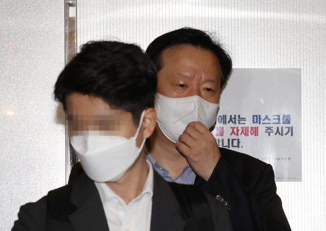 정호영 보건복지부 장관 후보자가 26일 오전 서울 서대문구 국민연금공단 충정로 사옥에 마련된 국회 인사청문회 준비 사무실로 출근하고 있다. 연합뉴스