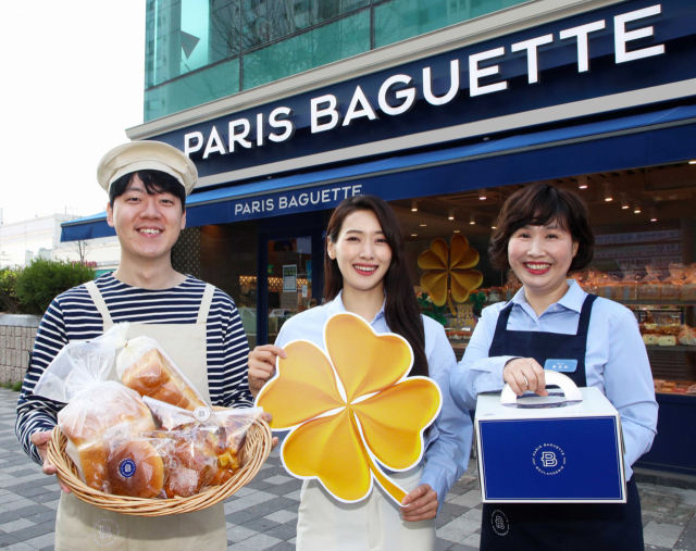 인천 미추홀구에 위치한 파리바게뜨 학익랜드마크점의 황정희 가맹점주(오른쪽)와 모델들이 일상 회복을 기원하는 의미를 담은 네잎클로버 모양의 순금을 선보이고 있다. /사진 제공=SPC그룹