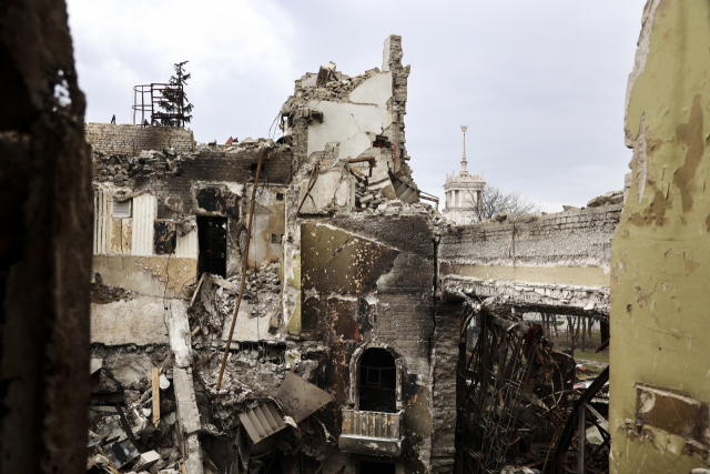 러시아군의 폭격으로 무너진 마리우폴 극장의 모습. AP연합뉴스